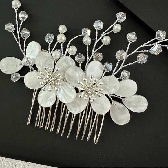 Flowered Formal Hair Comb Piece - Picture 3 of 5